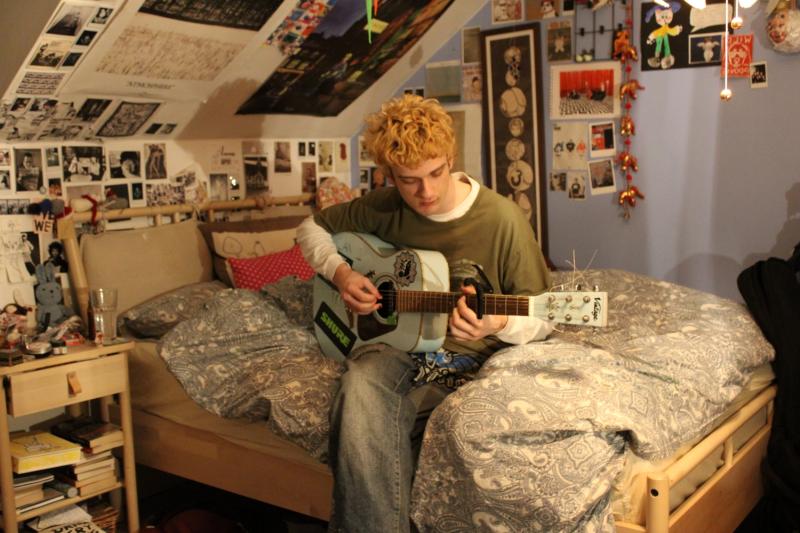 Tom and his guitar in Mimi's room