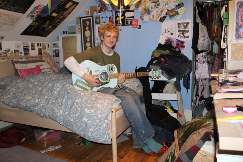 Tom and his guitar in Mimi's room